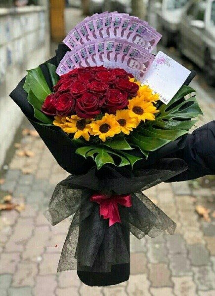 باقة ورد مع عيدية هدية