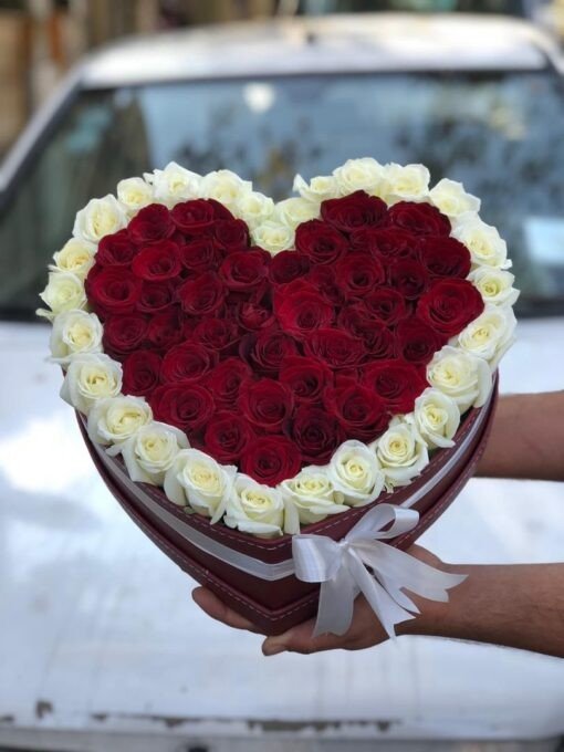 بوكس قلب ورد جوري أبيض وأحمر