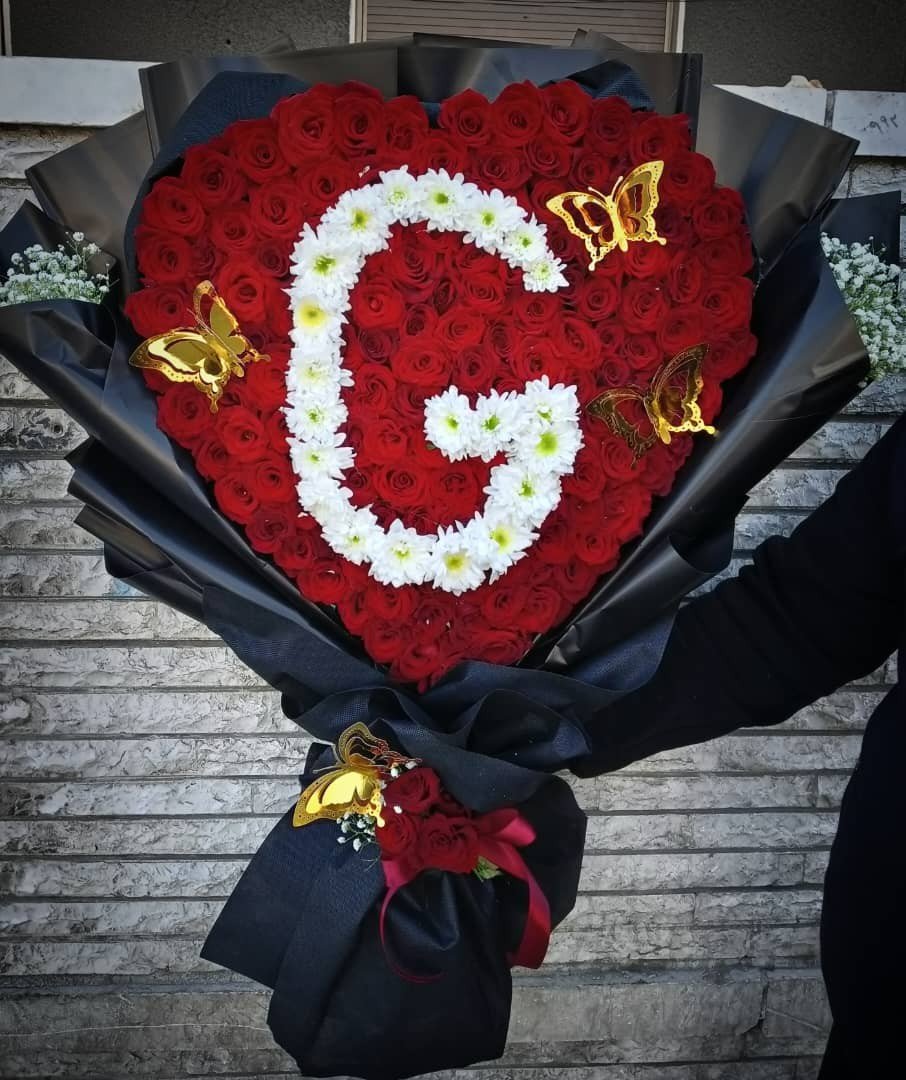 باقة ورد مع تشكل حرف