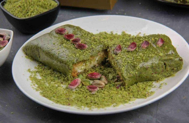 مفروكة بالقشطة والفستق الحلبي