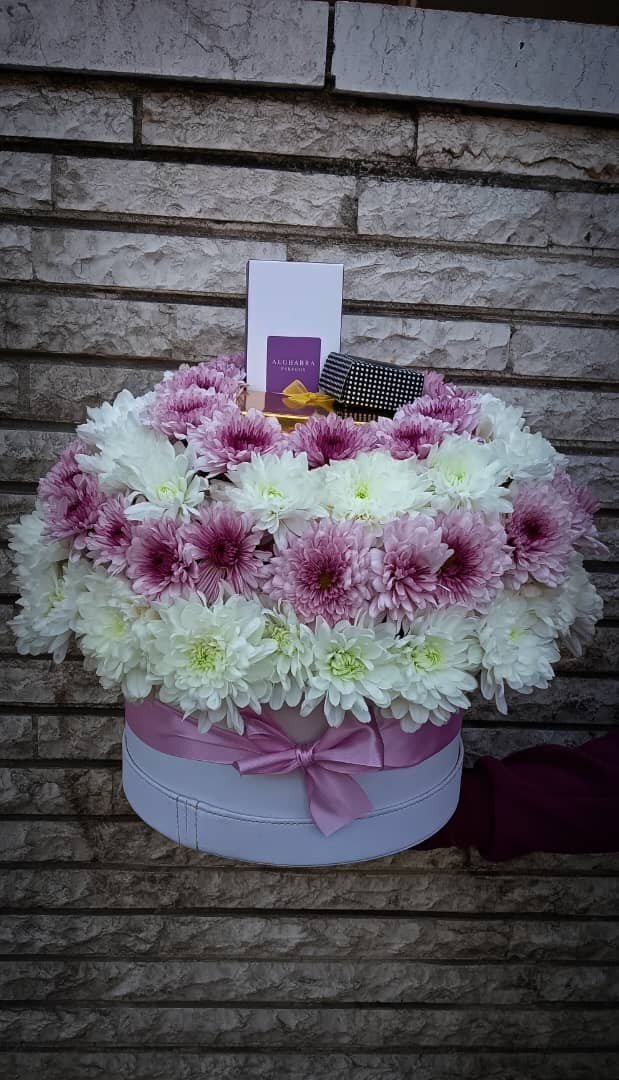 بوكس ورد مع هدية عطر