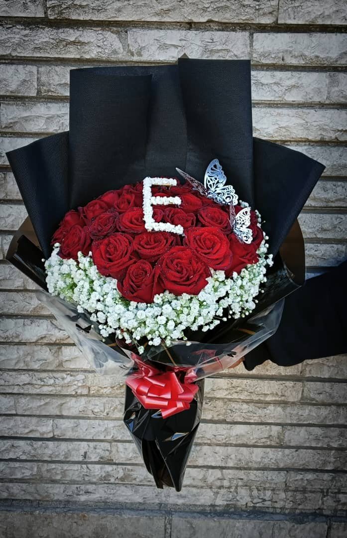 باقة ورد مع تشكل حرف